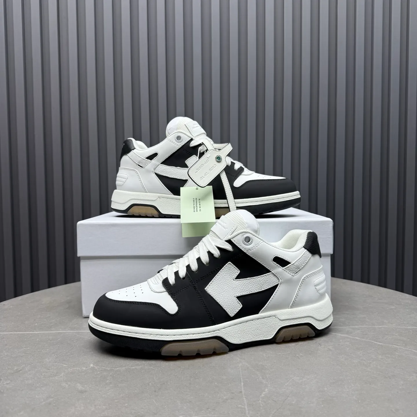 【off- white】P: 620💰Couple model👫, Size: 35-44 (Customized for men 38.45.46) High-quality version👊 "Out of office" series original molding, original lasting, production process 1:1 Original ➰OFF GRAY WHITE OW ➰ First-layer cowhide Imported skin-friendly and environmentally friendly polyester mesh Original molding high elastic and environmentally friendly molding pad Made with the original lasting process. The original molded rubber outsole (never yellows and deforms) has a super correct shape, bright color and strong three-dimensional effect👍. Packaging💯Full set of packaging synchronized with the official website (branded paper, certificate of quality, branded cloth bag)
